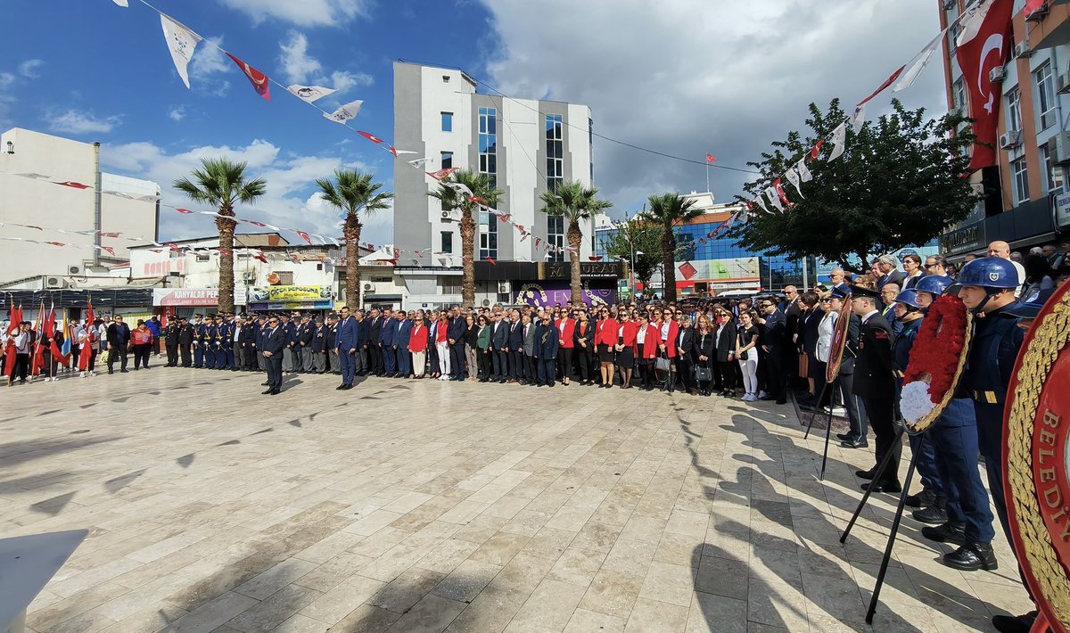 29 Ekim Cumhuriyet Bayramı'nın 102. yıl dönümü dolayısıyla İlçemizde düzenlenen Çelenk Sunma Töreni, Cumhuriyet Meydanı Atatürk Anıtı önünde gerçekleşti.

Detay⬇️
facebook.com/share/p/1G3mg6…