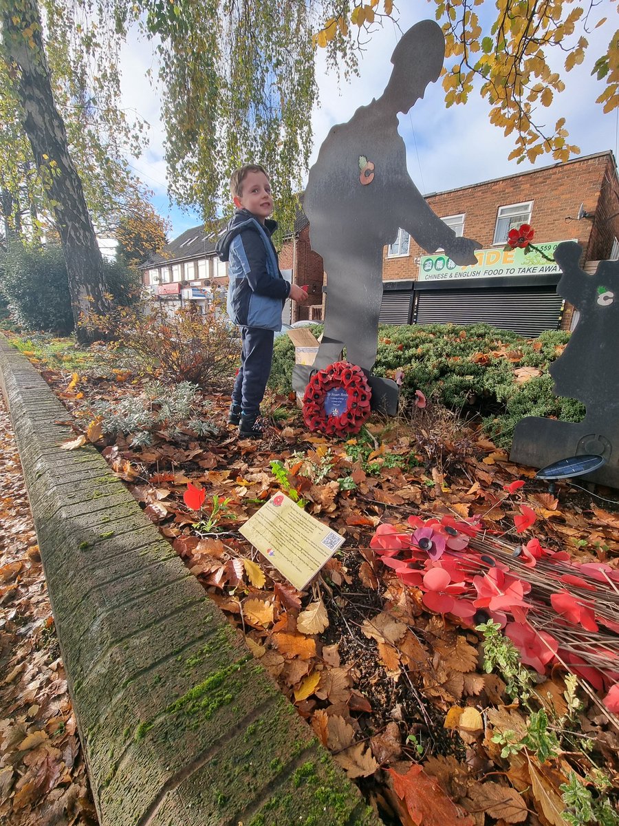 HenleyStatic's tweet image. Poppies added to the flowerbed by The Shell, Shell Corner, Halesowen. Also installed some solar lights to the netting (@SolarCentre) to help shine a light for all those who served as We Remember Them. 
Had a couple of helpers to assist in putting the poppies in place 😀…
