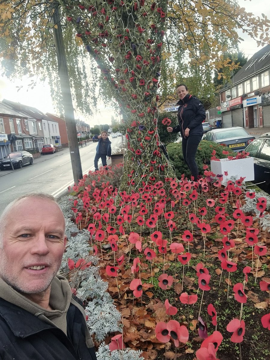 HenleyStatic's tweet image. Poppies added to the flowerbed by The Shell, Shell Corner, Halesowen. Also installed some solar lights to the netting (@SolarCentre) to help shine a light for all those who served as We Remember Them. 
Had a couple of helpers to assist in putting the poppies in place 😀…