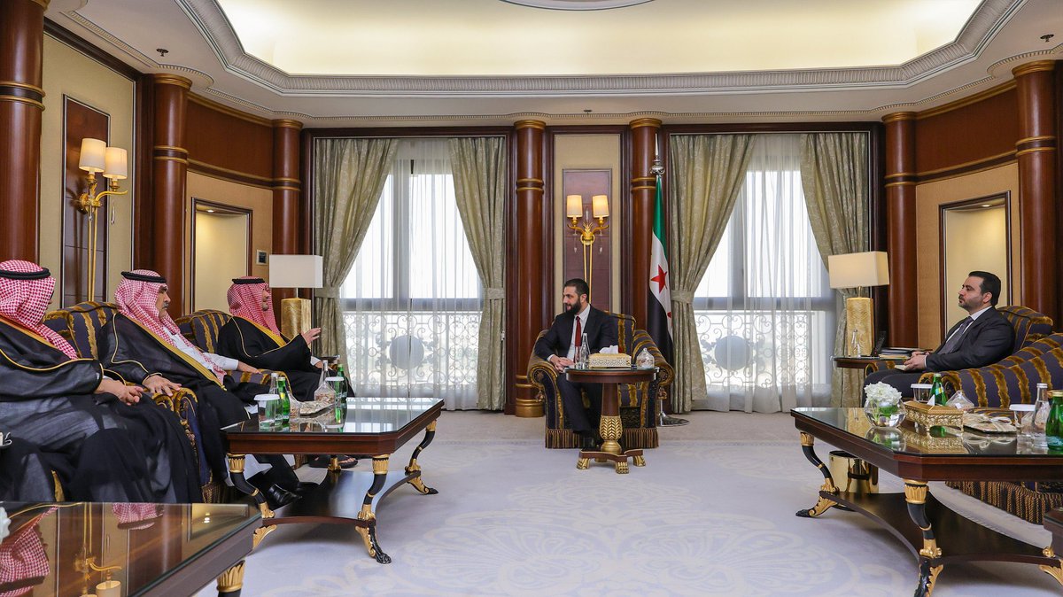 alrougui's tweet photo. اجتماع أمني رفيع ضمن اجتماعاته مع الوزراء السعوديين

الرئيس السوري أحمد الشرع من مقر إقامته في الرياض يجتمع بسمو وزير الداخلية السعودي الأمير عبد العزيز بن سعود بن نايف آل سعود

حضر الاجتماع :
معالي عبدالعزيز الهويريني رئيس أمن الدولة
معالي خالد الحميدان رئيس الاستخبارات العامة https://t.co/tFcDuKgsQe