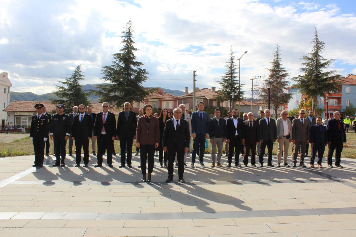 g_dodurga's tweet photo. Cumhuriyetimizin 102. yıl dönümü kutlamaları kapsamında Atatürk Anıtı’na çelenk sunma töreni gerçekleştirilmiştir.

Törene; Kaymakamımız Sayın Gizem Tokur, Belediye Başkanımız Sayın İsmail Çetinkaya, kurum amirleri ve ilçe protokolü katılmıştır. https://t.co/la1X1REA1D
