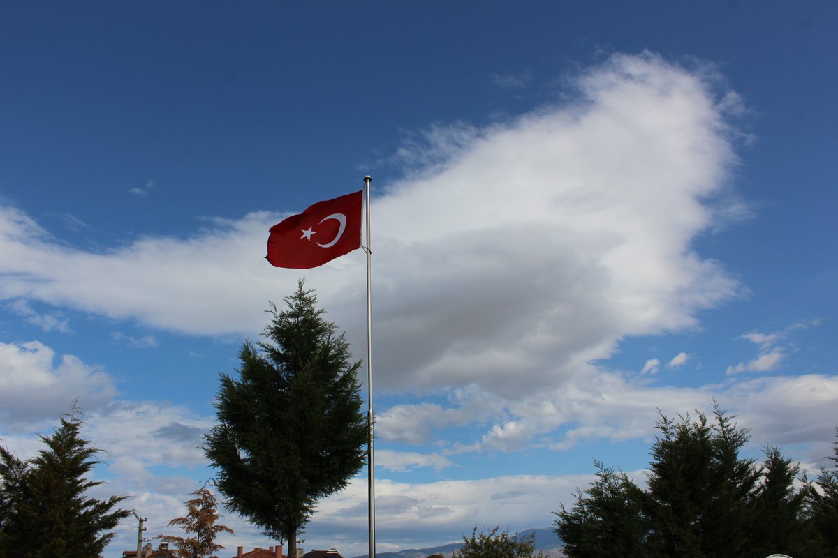 Cumhuriyetimizin 102. yıl dönümü kutlamaları kapsamında Atatürk Anıtı’na çelenk sunma töreni gerçekleştirilmiştir.

Törene; Kaymakamımız Sayın Gizem Tokur, Belediye Başkanımız Sayın İsmail Çetinkaya, kurum amirleri ve ilçe protokolü katılmıştır.