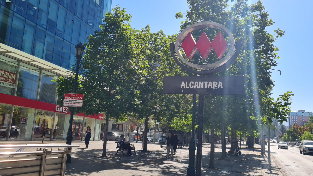 Comercio ambulante metro Alcantara <a href="/Muni_LasCondes/">Las Condes</a>