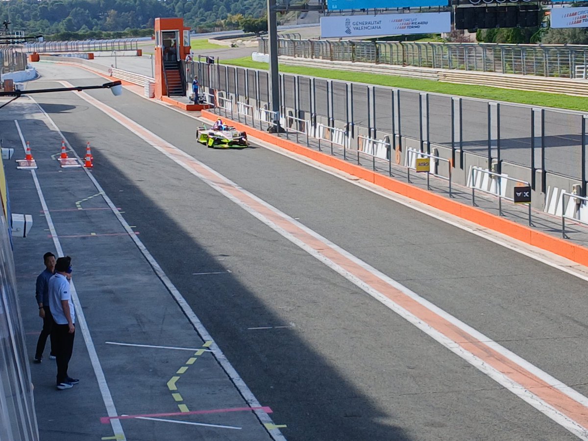 tobiw_apex's tweet image. First race (simulation), first crash! 💥

@JMMarti_oficial gets his broken front wing replaced at #FETesting in Valencia.

#FormulaE #ABBFormulaE
