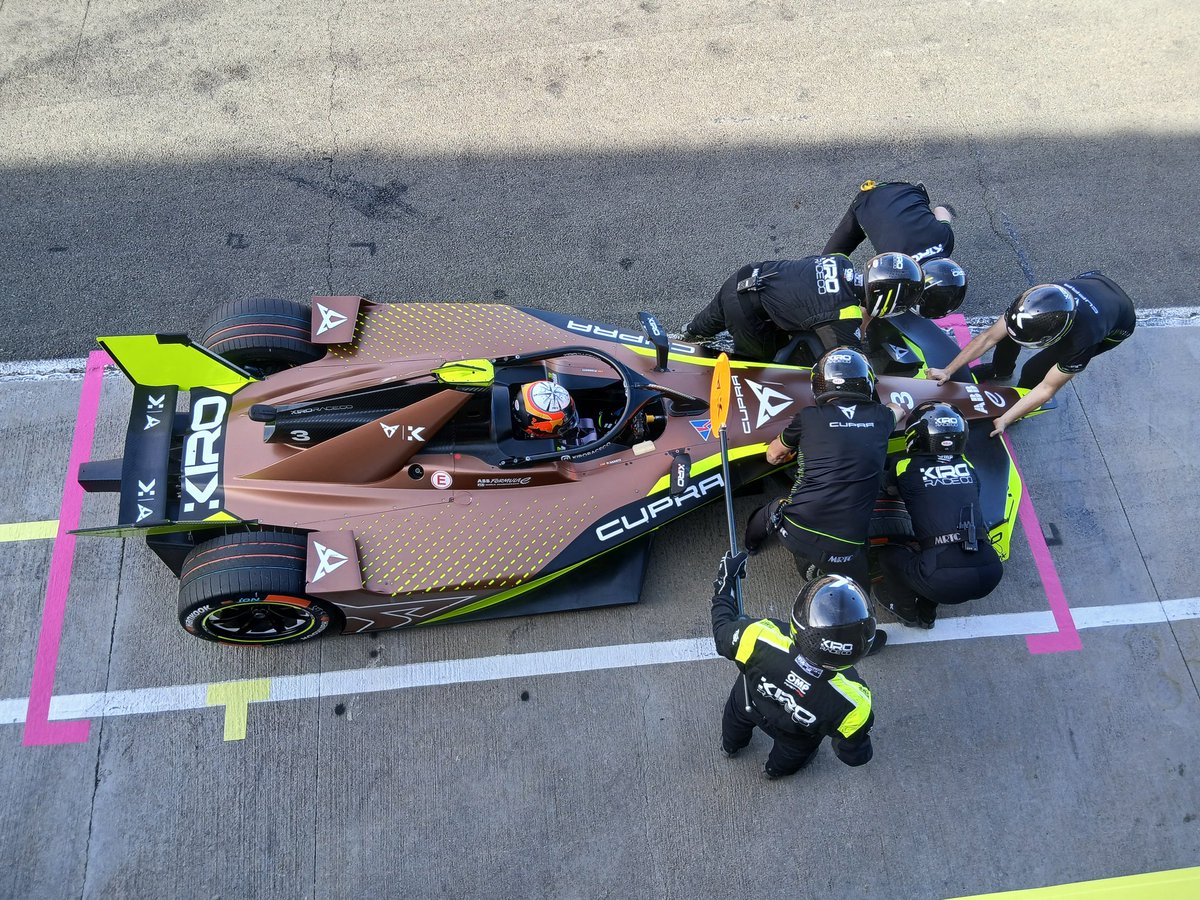tobiw_apex's tweet image. First race (simulation), first crash! 💥

@JMMarti_oficial gets his broken front wing replaced at #FETesting in Valencia.

#FormulaE #ABBFormulaE