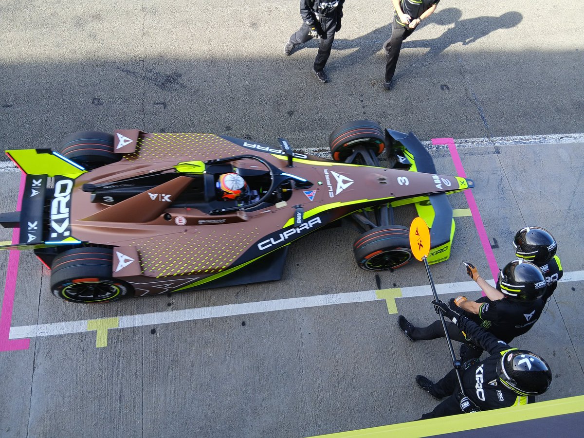 tobiw_apex's tweet image. First race (simulation), first crash! 💥

@JMMarti_oficial gets his broken front wing replaced at #FETesting in Valencia.

#FormulaE #ABBFormulaE