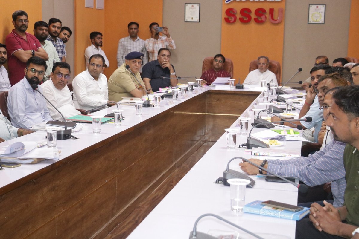 InfoGirsomnath's tweet photo. ગીર સોમનાથ જિલ્લામાં કમોસમી વરસાદના પગલે ઉભી થયેલી પરિસ્થિતિ અંગે બેઠક યોજતા મંત્રીશ્રીઓ
--
વન અને પર્યાવરણ મંત્રી શ્રી અર્જુનભાઈ મોઢવાડિયા અને સામાજિક ન્યાય અને અધિકારિતા મંત્રી શ્રી ડૉ. પ્રદ્યુમનભાઈ વાજાએ બેઠક યોજી માર્ગદર્શન આપ્યુ
#GujaratGovernment
#GoodGovernence
@CMOGuj https://t.co/xN8mJZT4yM