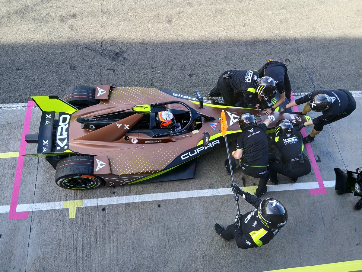 tobiw_apex's tweet image. First race (simulation), first crash! 💥

@JMMarti_oficial gets his broken front wing replaced at #FETesting in Valencia.

#FormulaE #ABBFormulaE