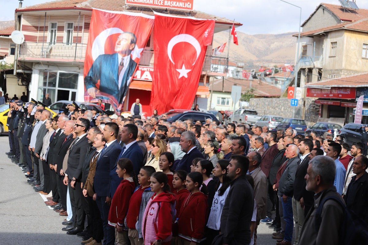 102 yıl önce bugün “Efendiler! Yarın Cumhuriyeti ilan edeceğiz.” diyerek egemenliği bir avuç insandan alıp milletine veren Gazi Mustafa Kemal Atatürk’ün açtığı yolda Cumhuriyetin ışığında yürümeye devam edeceğiz. Sen çok yaşa Cumhuriyet.