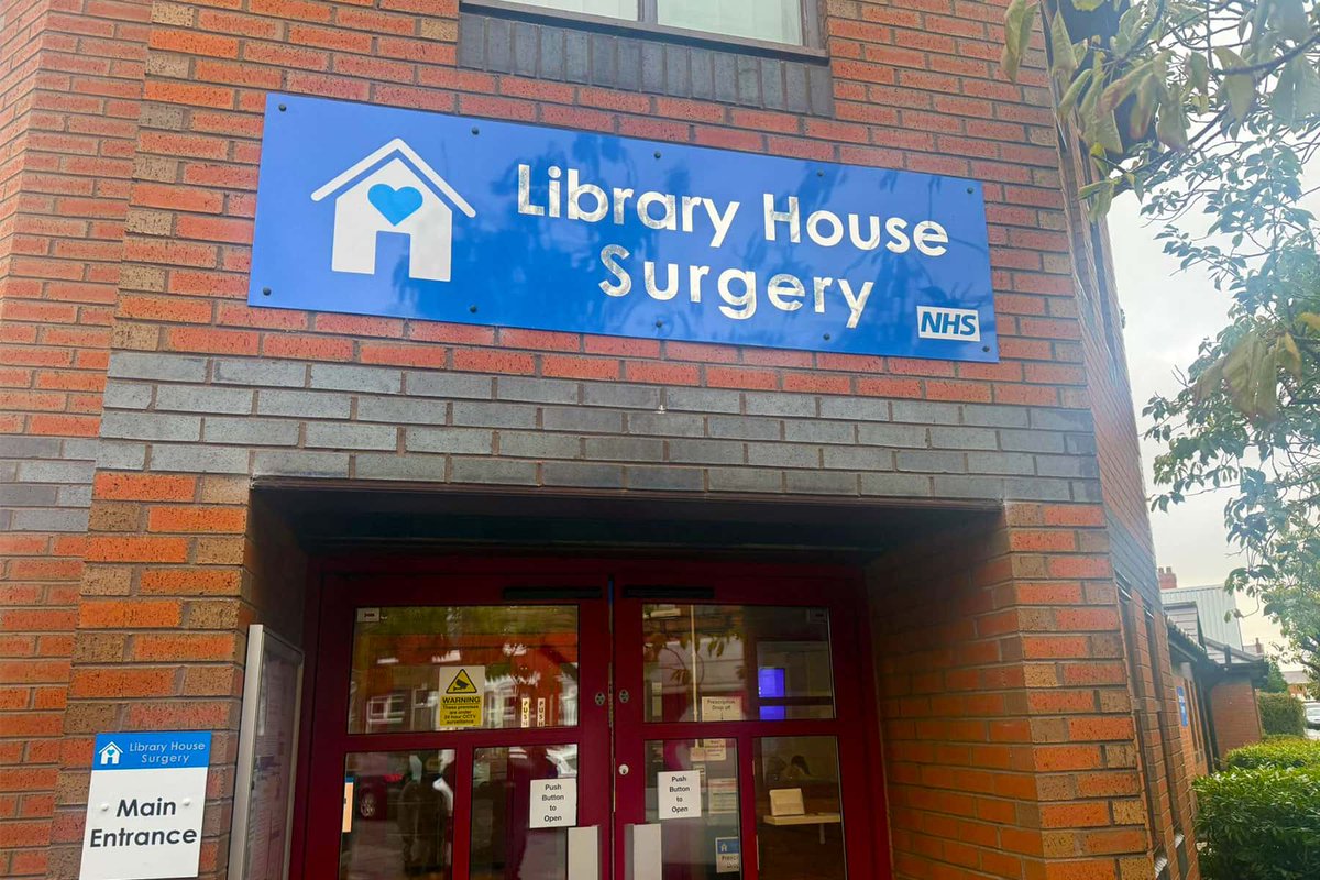 UFUDirectory's tweet image. Library House Surgery signage 🏥

New wall signs, lettering and directories give Library House Surgery a fresh, professional look and help patients find their way with ease.

📞 Contact us today for a tailored quote!

#SignageDesign #PoppySigns #Branding