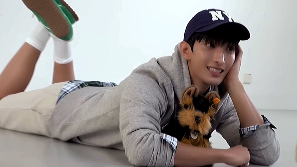 KyeomsBaekery's tweet photo. DOKYEOM IS SUCH A BABYGURL😭❤️‍🩹❤️‍🩹 THE WAY HE KISSED THE DOG❤️‍🩹 https://t.co/L1p9Sjmnpk