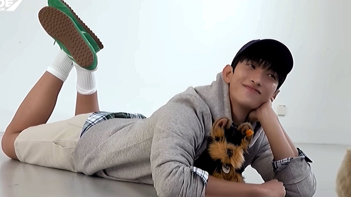 KyeomsBaekery's tweet photo. DOKYEOM IS SUCH A BABYGURL😭❤️‍🩹❤️‍🩹 THE WAY HE KISSED THE DOG❤️‍🩹 https://t.co/L1p9Sjmnpk
