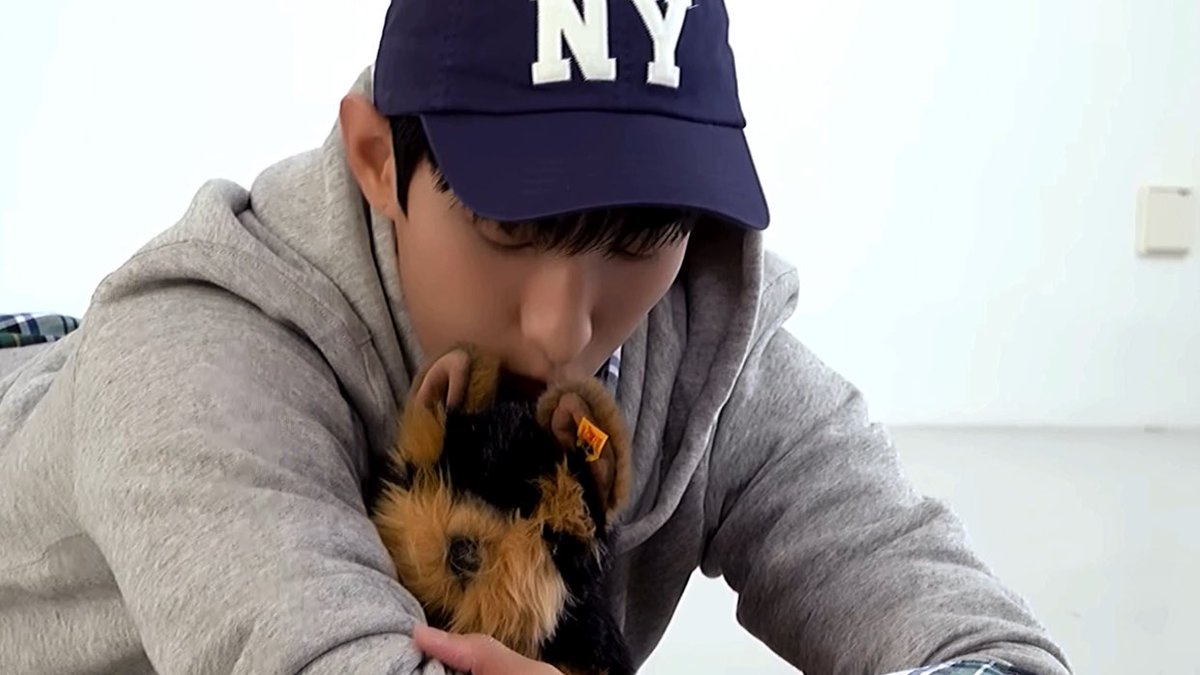 KyeomsBaekery's tweet photo. DOKYEOM IS SUCH A BABYGURL😭❤️‍🩹❤️‍🩹 THE WAY HE KISSED THE DOG❤️‍🩹 https://t.co/L1p9Sjmnpk
