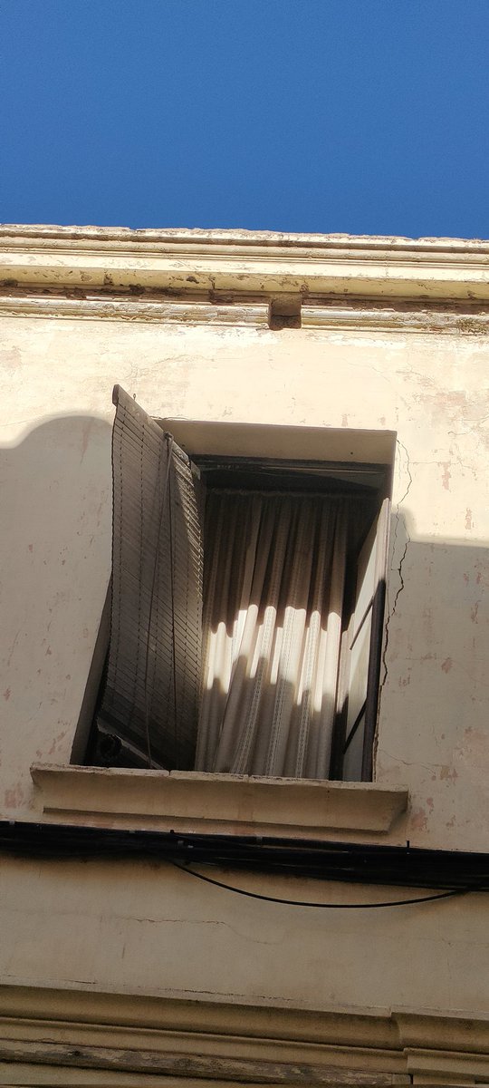 Situació perillosa d'aquesta persiana al carrer Josep Anselm Clavé, suposo que degut al dia de tant de vent #VilassarDeMar