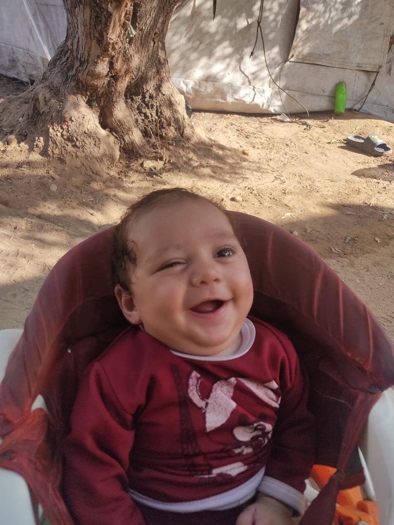 Hamad and Jude 💔
With one injured hand, Hamad feeds his little boy Jude and whispers:
“As long as Jude is okay… I’m okay.” ❤️

chuffed.org/project/help-m…

#Help_Jude
#DonateForGaza
#SaveTheChildren
#GazaIsBleeding
#SupportInjuredFathers