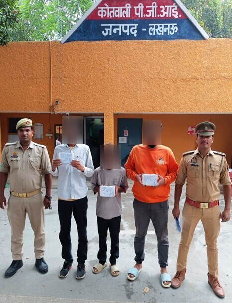 DCP South Lucknow (@dcp_south) on Twitter photo <a href="/DCP_South/">DCP South Lucknow</a> के कुशल निर्देशन में थाना पीजीआई पुलिस टीम द्वारा होटल के कमरे से पैसों की चोरी करने वाले 03 अभियुक्त गिरफ्तार।
- चोरी के ₹20,500/- नगद बरामद।
#Lkopolice_On_Duty
<a href="/Uppolice/">UP POLICE</a> <a href="/lkopolice/">LUCKNOW POLICE</a> <a href="/DCP_South/">DCP South Lucknow</a> के कुशल निर्देशन में थाना पीजीआई पुलिस टीम द्वारा होटल के कमरे से पैसों की चोरी करने वाले 03 अभियुक्त गिरफ्तार।
- चोरी के ₹20,500/- नगद बरामद।
#Lkopolice_On_Duty
<a href="/Uppolice/">UP POLICE</a> <a href="/lkopolice/">LUCKNOW POLICE</a>