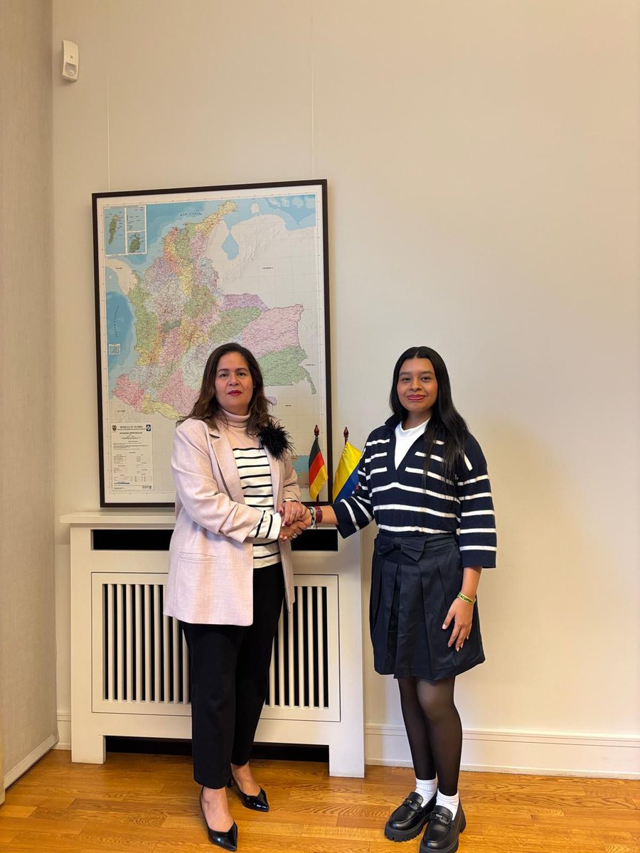 jorgerojas2022's tweet photo. ¡Gracias!

Las embajadoras de @EmbajadaColDE e @EmbColItalia  y los embajadores de @EmbColBruselas , @EmbColombiaMex , Portugal, @embcolfrancia  y @EmbajadaColUru  recibieron a las estudiantes de la @Unicordoba_Col  que asumieron el Reto Diplomatico. 

Que buena iniciativa la que adelanta la Universidad de Córdoba;  para acercar la diplomacia del Gobierno del Cambio a la juventud universitaria en los territorios de Colombia.