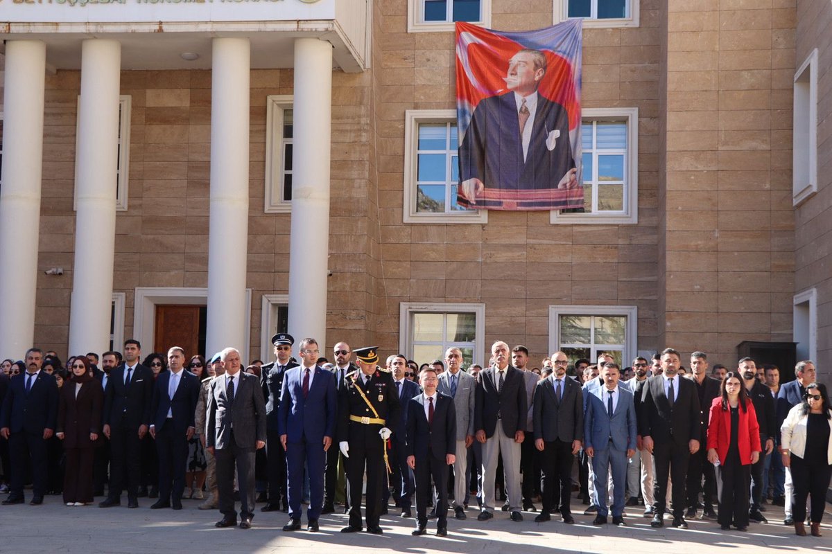 beytmemresmi's tweet photo. Cumhuriyetimizin 102.kuruluş yıl dönümü kutlama programı kapsamında Hükümet Konağında çelenk sunma töreni gerçekleştirildi.

Çelenk sunma törenine Kaymakamımız Sn.Mehmet Furkan TAŞKIRAN, İlçe Milli Eğitim Müdürümüz Sn.Mesut ÖZDEMİR,İlçe protokolü ve öğretmenlerimiz katıldı. 🇹🇷🇹🇷 https://t.co/egZzsFwjvk