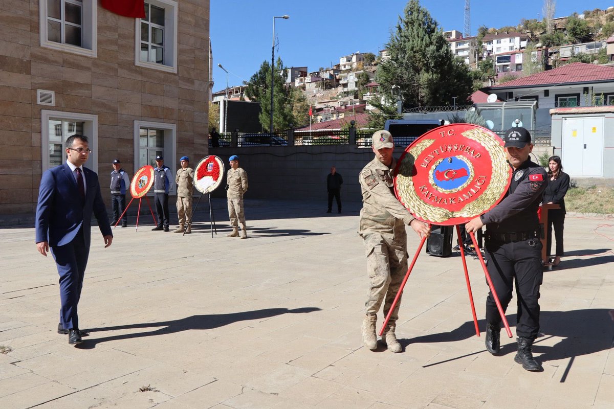 beytmemresmi's tweet photo. Cumhuriyetimizin 102.kuruluş yıl dönümü kutlama programı kapsamında Hükümet Konağında çelenk sunma töreni gerçekleştirildi.

Çelenk sunma törenine Kaymakamımız Sn.Mehmet Furkan TAŞKIRAN, İlçe Milli Eğitim Müdürümüz Sn.Mesut ÖZDEMİR,İlçe protokolü ve öğretmenlerimiz katıldı. 🇹🇷🇹🇷 https://t.co/egZzsFwjvk