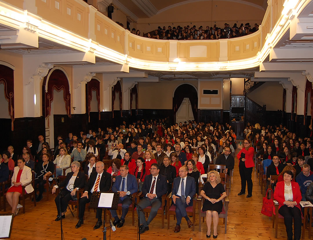 Cumhuriyet Bayramımız kutlu olsun!
Türkiye Cumhuriyeti’nin kuruluşunun 102.yıl dönümü okulumuzda törenlerle kutlandı. Okul bahçemizde bando takımının gösterisiyle başlayan etkinlikler Tevfik Fikret Salonumuzda devam etti. Detaylar web sitemizde..