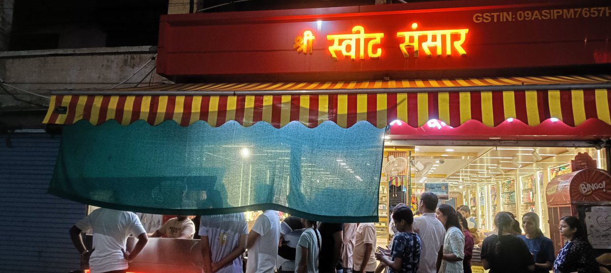 <a href="/dmdeoria/">DM Deoria</a> <a href="/myogioffice/">Yogi Adityanath Office</a> <a href="/UPGovt/">Government of UP</a> <a href="/Uppolice/">UP POLICE</a> <a href="/DeoriaNagar/">Nagar Palika Parishad Deoria</a> 
देवरिया सिविल लाइन रोड पर स्थित स्वीट संसार जो अतिक्रमण कर बैठा है उस पर कार्रवाई क्यों नहीं अतिक्रमण क्यों नहीं हटाया जा रहा है। किसी का दबाव है क्या साहब