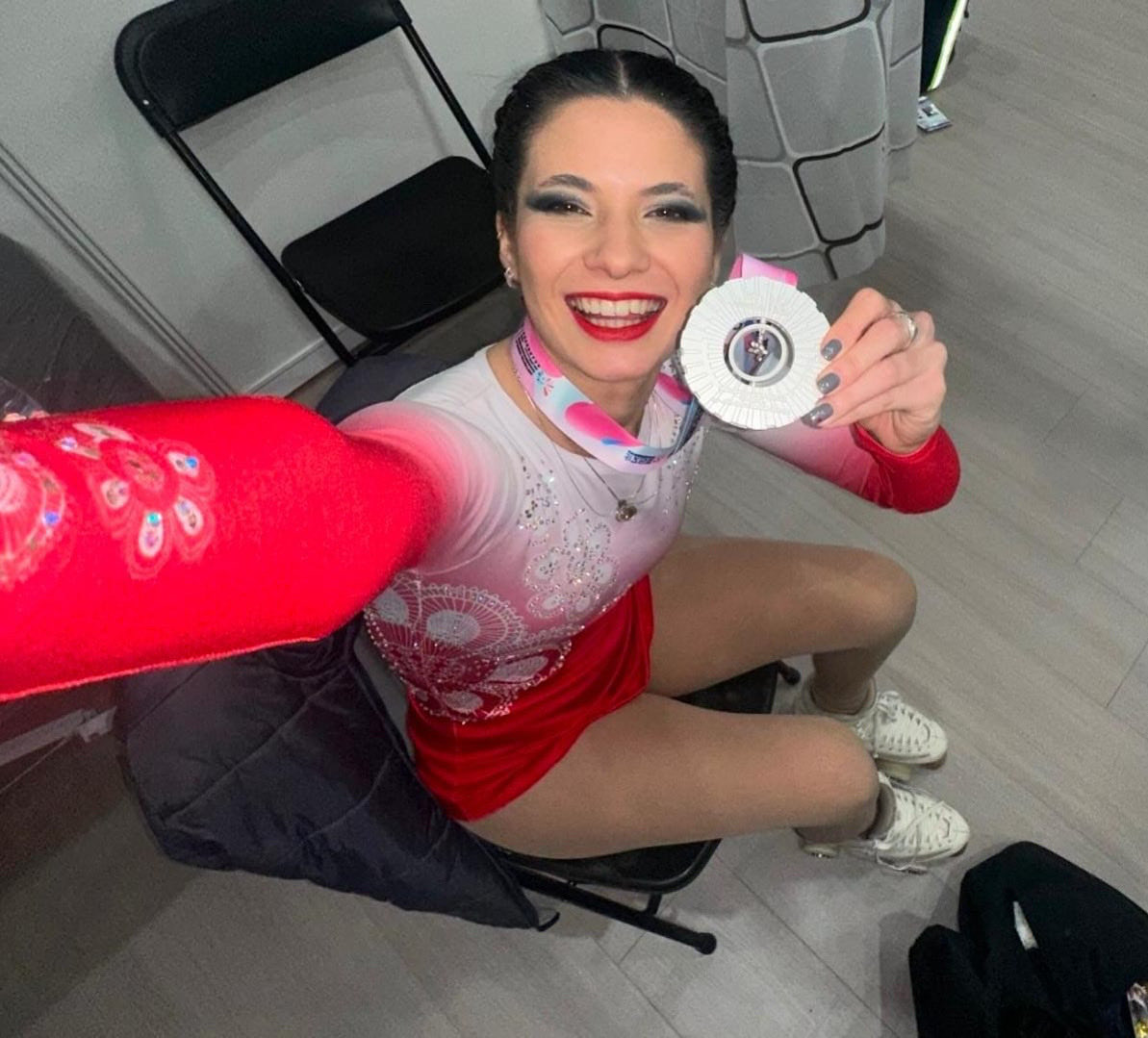sndpy's tweet photo. #PatinajeArtístico🛼 • Acostumbrada al podio🤩✨️

Erika Alarcón, integrante de la #ÉliteDeportiva🇵🇾 nuevamente se posiciona entre las mejores del mundo🌎🏆

La patinadora se alzó con la #MedallaDePlata🥈 en el Artistic World Championship - Beijing 2015🥳🔝

#ElDeporteNosUne🤝🏼 https://t.co/plMfXmmLgD