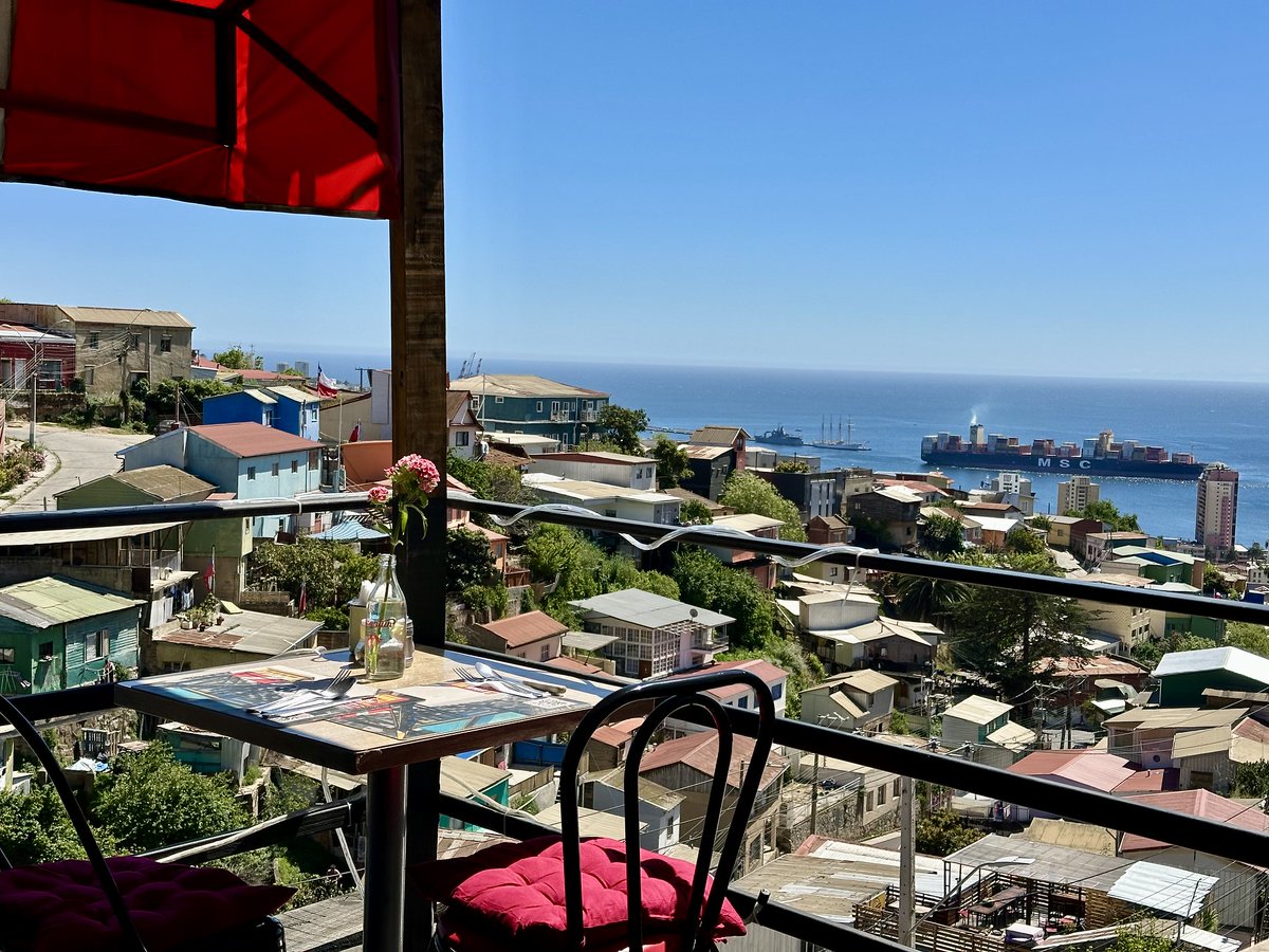 ¿Pisco Sour o Mojito del Día? 🍸 Disfruta 2 tragos por $7.000 y una vista increíble en el Happy Hour de La Pizza del Ascensor 🌄.
Más detalles en 👉
🔗 apuntesyviajes.com/2025/10/23/hap…
#apuntesyviajes 🧳🌎 #ValparaisoChile 🚎🇨🇱 #PizzaValpo ❤️🍕