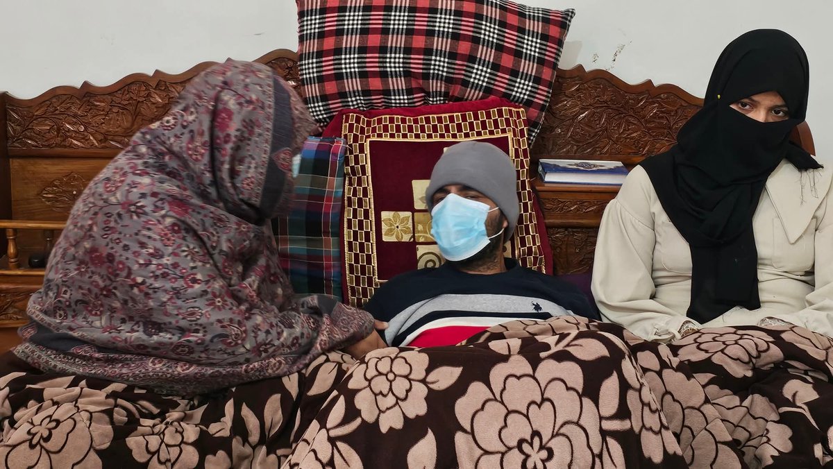 KoshurNewton's tweet image. Father of two little daughters suffering from chronic disease battling for life have no source of  income.
Ishtiaq Ali Mir 
Account no 0252040100026523
Ifsc code JAKA0Aircar
M.pay no 7006549365
Presdent confirmation number 94197 80332
All details in comment box