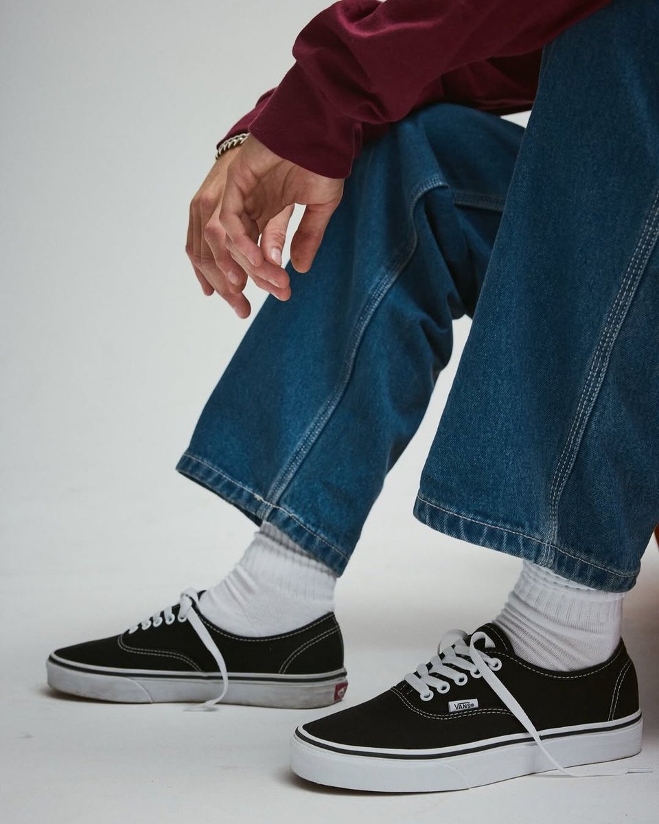 Sportruncom's tweet photo. Gürültüsüz ama etkili: temiz kanvas, beyaz bağcık, net duruş. Vans Authentic, günün her anına aynı mesajı verir: rahatlık ve karakter.

#Sportruncomtr #Vans #Shoes https://t.co/nLQMQQMl9w