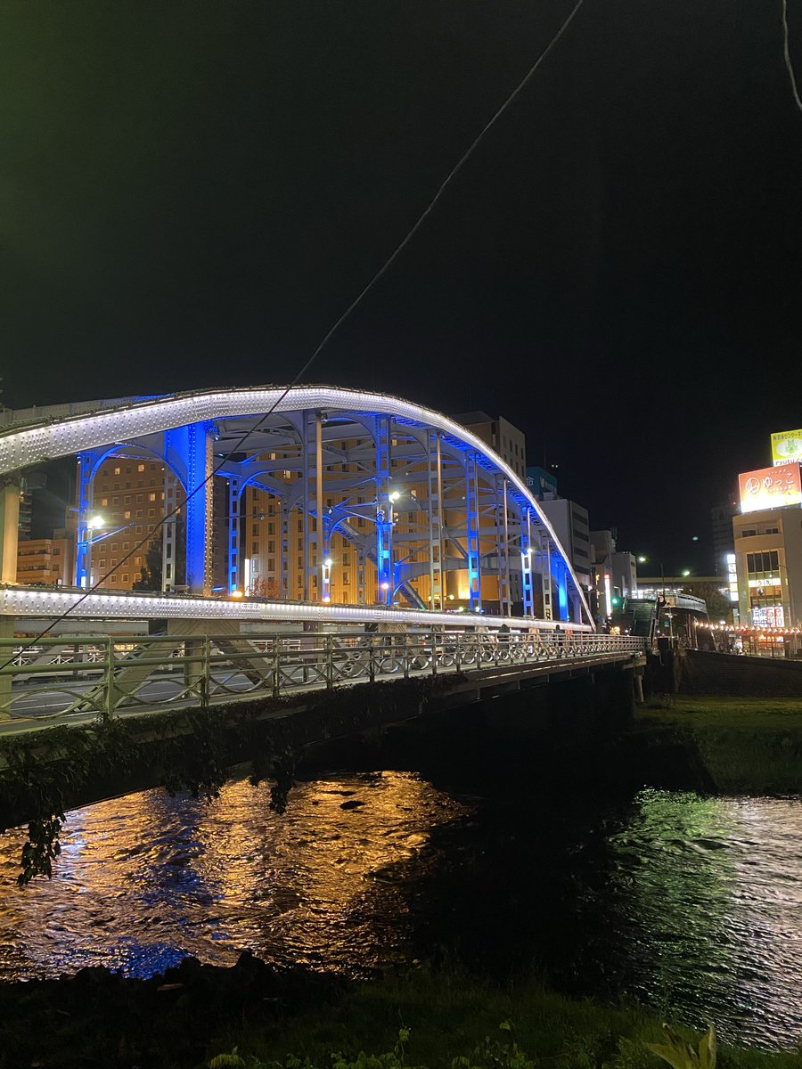 法事で盛岡入り。せっかくの盛岡。ただでは帰れないとばかり宿から近い開運橋のジョニー訪問。ジョニーさんのマシンガンの如きダジャレに圧倒され、複数ユニットを同時に鳴らすのにも関わらずその音に違和感がないのに唸りつつ明るいうちからジントニックを頂きました。帰りにピンバッジと伝説の「ジャ