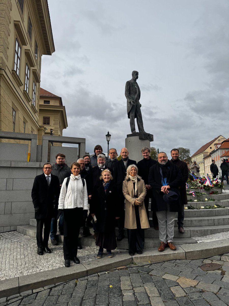 S přáteli z pražské <a href="/TOP09Praha/">TOP 09 Praha</a> jsme si dnes připomněli vznik našeho státu. Vzpomenout si na hodnoty, na kterých náš stát vznikl, je dnes aktuálnější než kdy dřív. Pod taktovkou naší doyenne, paní Vorlové, jsme zazpívali i hymnu – a je třeba říct, že se rok od roku zlepšujeme.