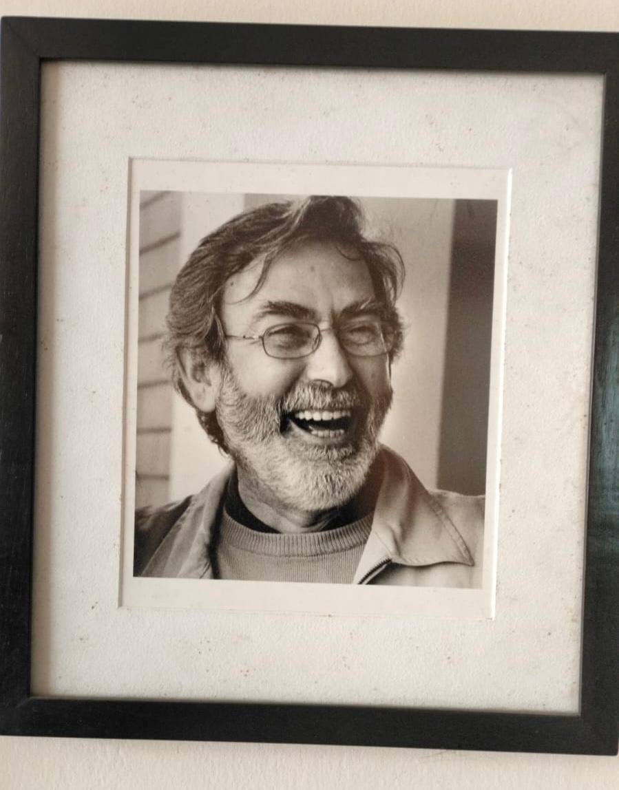 Cumpliendo un deseo de Andrés, comunicamos su muerte ocurrida el día de 27 de octubre, en la ciudad de Lima. El funeral se realizará en el velatorio de la Parroquia de San Antonio de Padua ubicado en la calle Huiracocha  2010, Jesús María, Sala San Francisco el 28 hasta 29 oct.