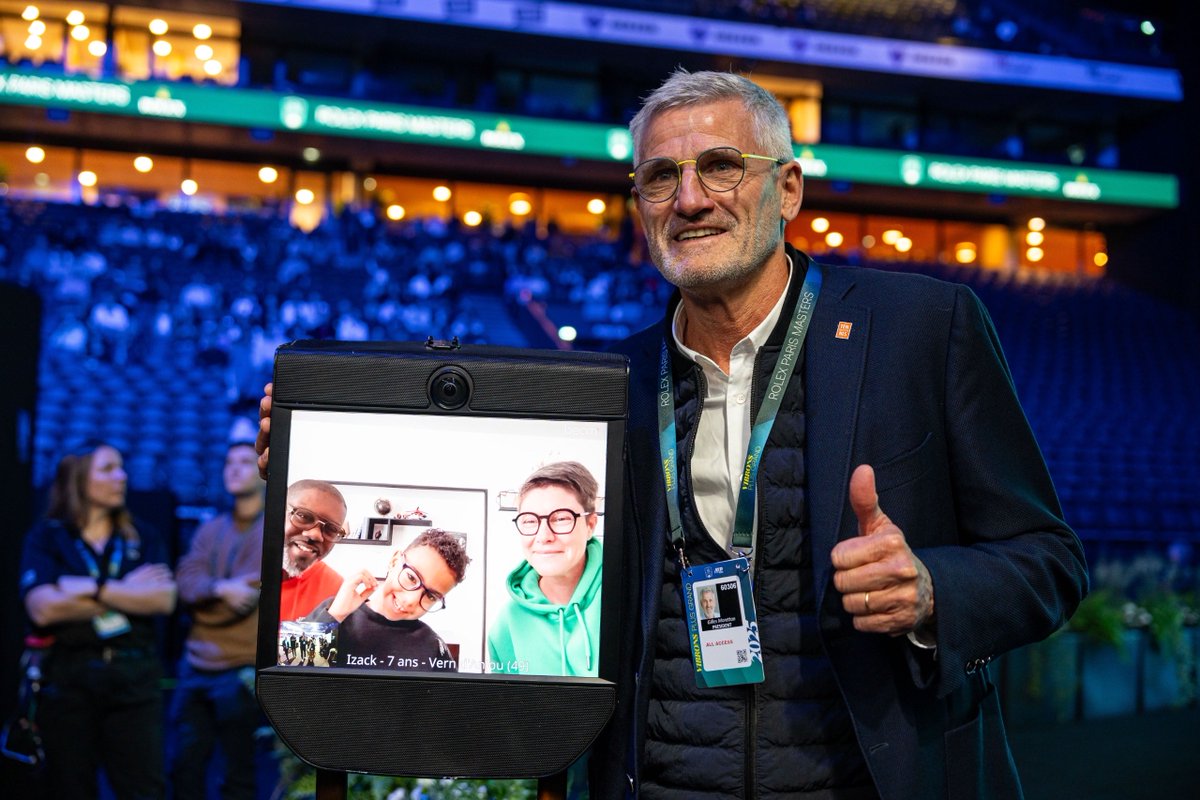 Grâce à l'Awabot, des enfants hospitalisés ont pu échanger avec les joueurs du <a href="/RolexPMasters/">ROLEX PARIS MASTERS</a> comme s’ils étaient sur le court. Un moment d’émotion et de partage qui rappelle que le sport unit bien au-delà des terrains #RolexParisMasters