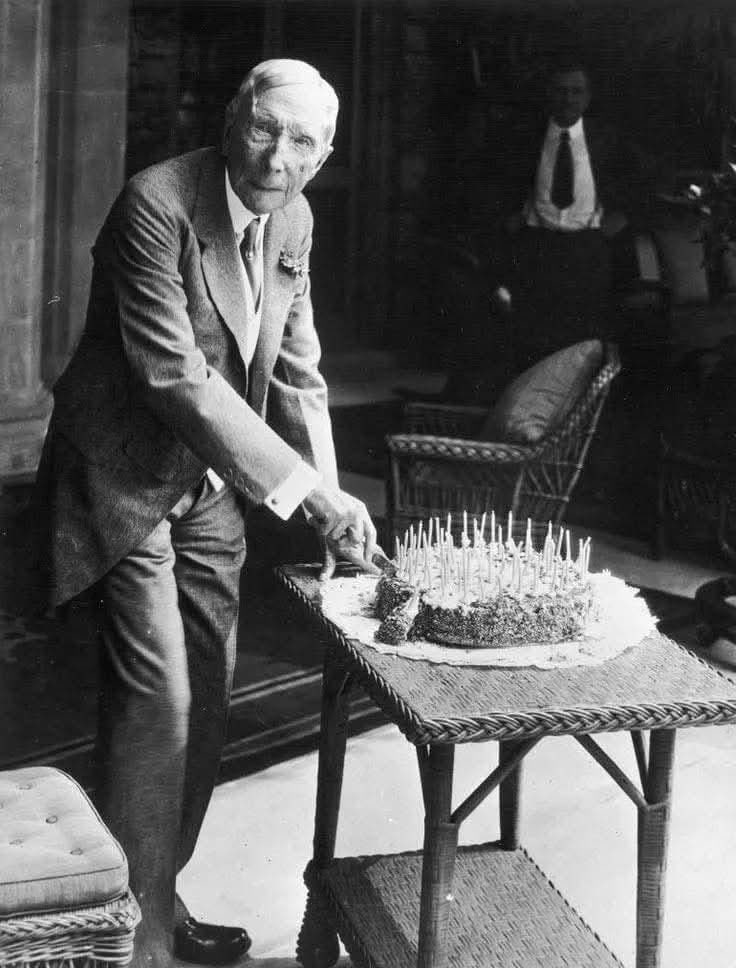 53 насандаа энэ дэлхийн хамгийн баян хүн тэрбээр үхлийн ял сонссон юм.
Түүнд ганцхан жил амьд явах боломжтой гэжээ.
Энэ эр бол Жон Дэвисон Рокфеллер билээ.
   ️25 насандаа АНУ-ын газрын тос боловсруулах  хамгийн том үйлдвэрийн эзэн болсон. 
   31 насандаа дэлхийн хамгийн