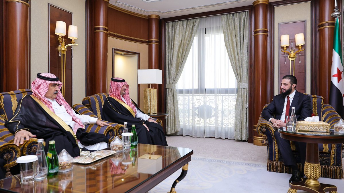 إجتماع أمني مهم للبلدين 🇸🇦 🇸🇾

إجتمع الرئيس السوري أحمد الشرع في مقر إقامته في الرياض بسمو وزير الداخلية السعودي الأمير عبد العزيز بن سعود بن نايف آل سعود بحضور معالي عبدالعزيز الهويريني رئيس أمن الدولة و معالي خالد الحميدان رئيس الاستخبارات العامة .