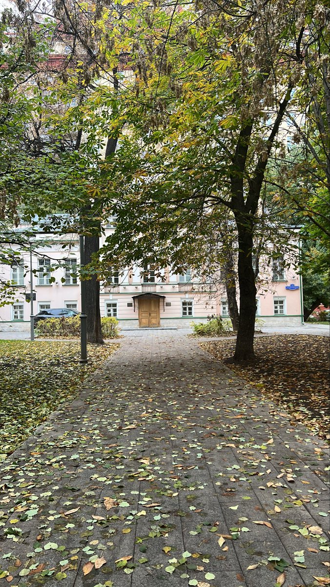 "هذا الذي في الخريف احتمالُ
وذاك الذي في الربيع اكتمال" 
الثبيتي*
 
نهار الخير من #موسكو