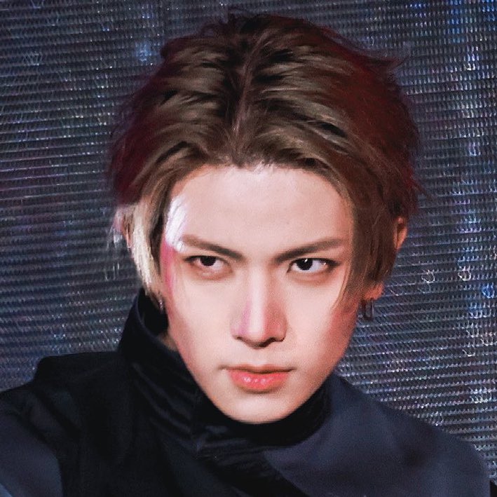 heeseungggiiee's tweet image. the contrast between on and off stage heeseung is actually crazy