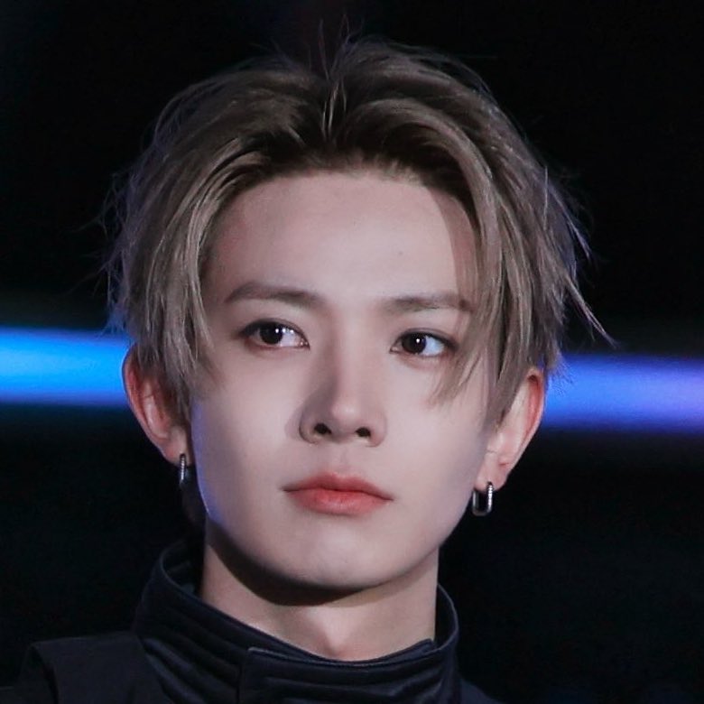 heeseungggiiee's tweet image. the contrast between on and off stage heeseung is actually crazy