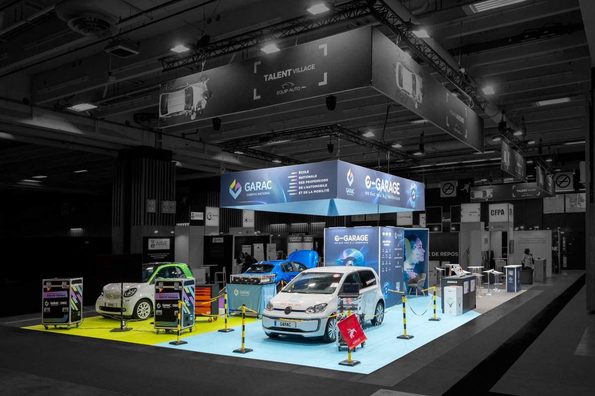 Lors du salon <a href="/EQUIP_AUTO/">EQUIP AUTO</a>, R2 Stand &amp; Event renouvelle sa collaboration avec Garac et réalise un stand modulaire de 150 m². L’espace est intelligemment divisé en quatre zones distinctes, identifiées par des marquages colorés au sol, facilitant la lecture du parcours visiteur.