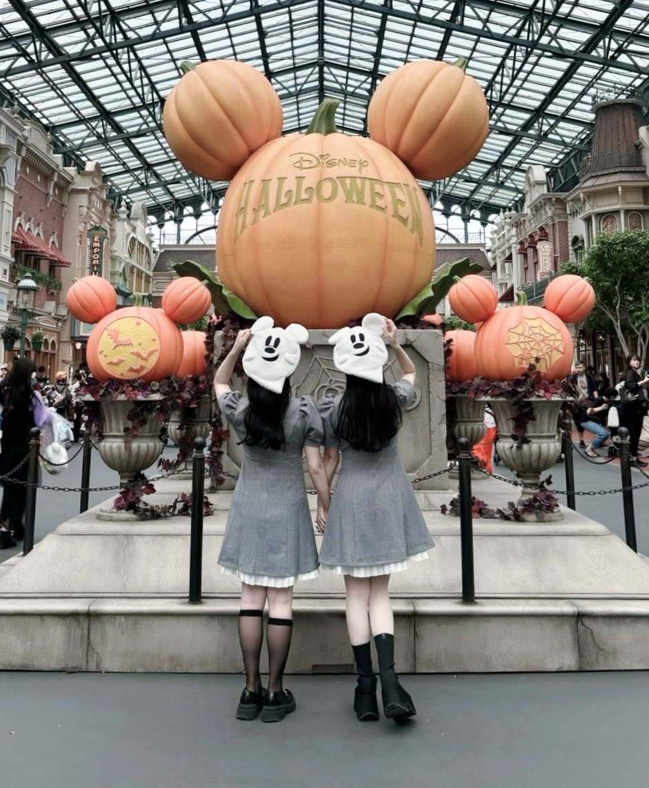 lapinchan10's tweet photo. 𝐷𝑖𝑠𝑛𝑒𝑦 𝐻𝑎𝑙𝑙𝑜𝑤𝑒𝑒𝑛🎃🌙🤍 https://t.co/8d6qDdijxH