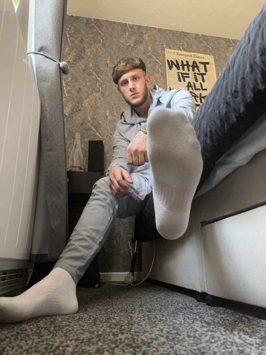 How pathetic you must be gooning and submitting over soles, can’t help your self all day playing with that small clit. Leaking for master😆 #findom #cashmaster #paypig