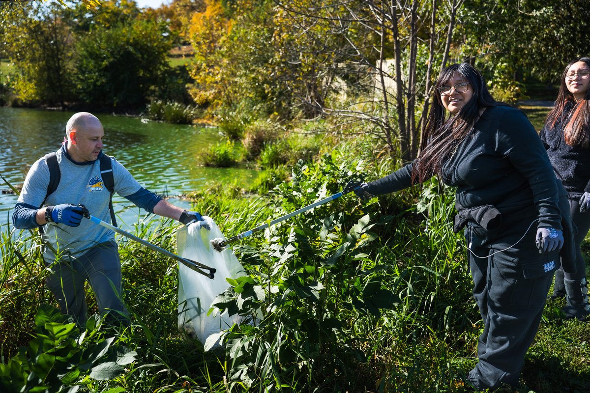 CRJesuit_TC's tweet image. On Friday, we welcomed Fr. Greg Boyle, SJ, founder of Homeboy Industries to our Day of Service. Fr. Greg inspired our students and faculty, sharing his experiences in L.A. over 40 years.  Later, they traveled to 10 service sites across Minneapolis. #CristoRey #AlwaysServingOthers