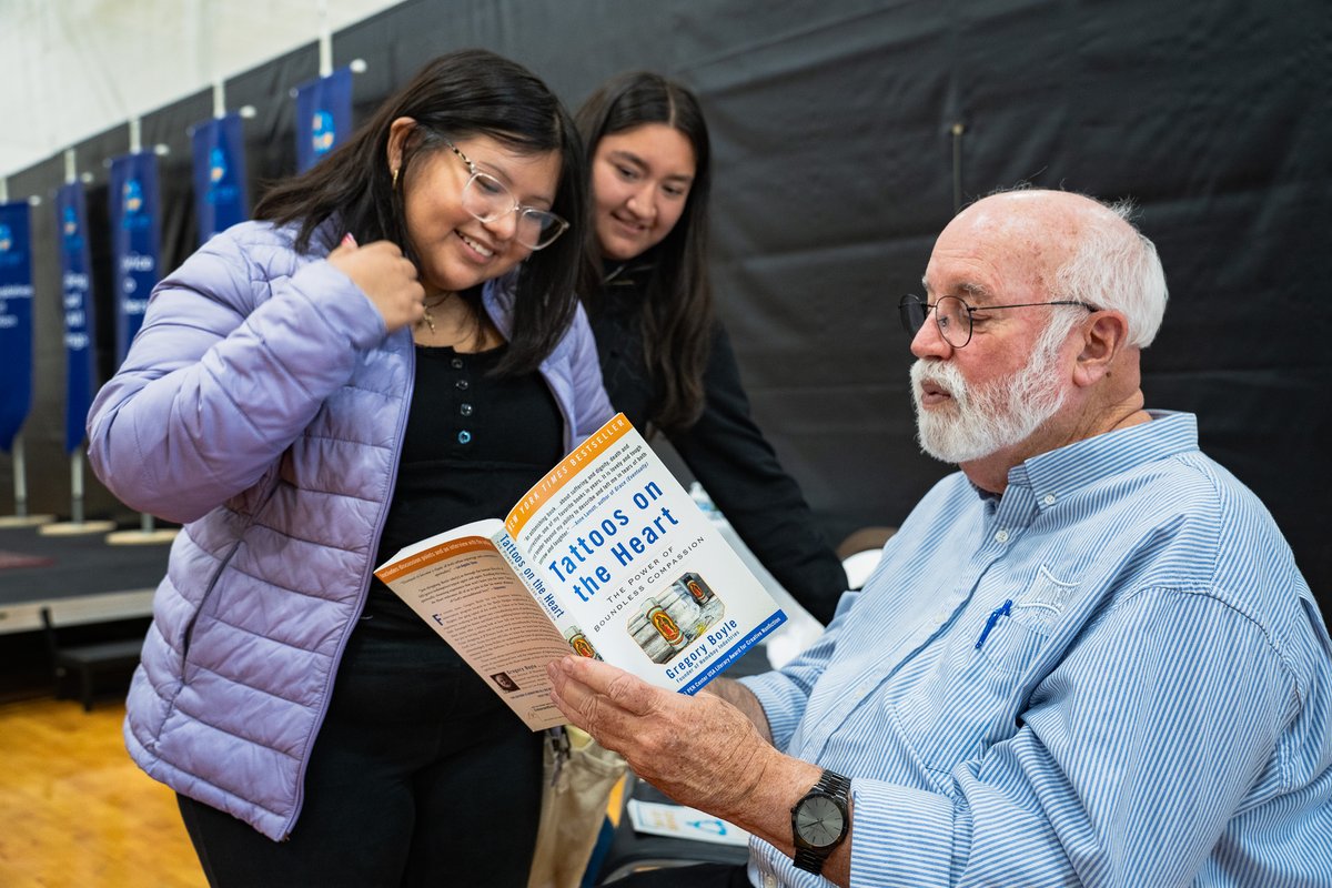 CRJesuit_TC's tweet image. On Friday, we welcomed Fr. Greg Boyle, SJ, founder of Homeboy Industries to our Day of Service. Fr. Greg inspired our students and faculty, sharing his experiences in L.A. over 40 years.  Later, they traveled to 10 service sites across Minneapolis. #CristoRey #AlwaysServingOthers
