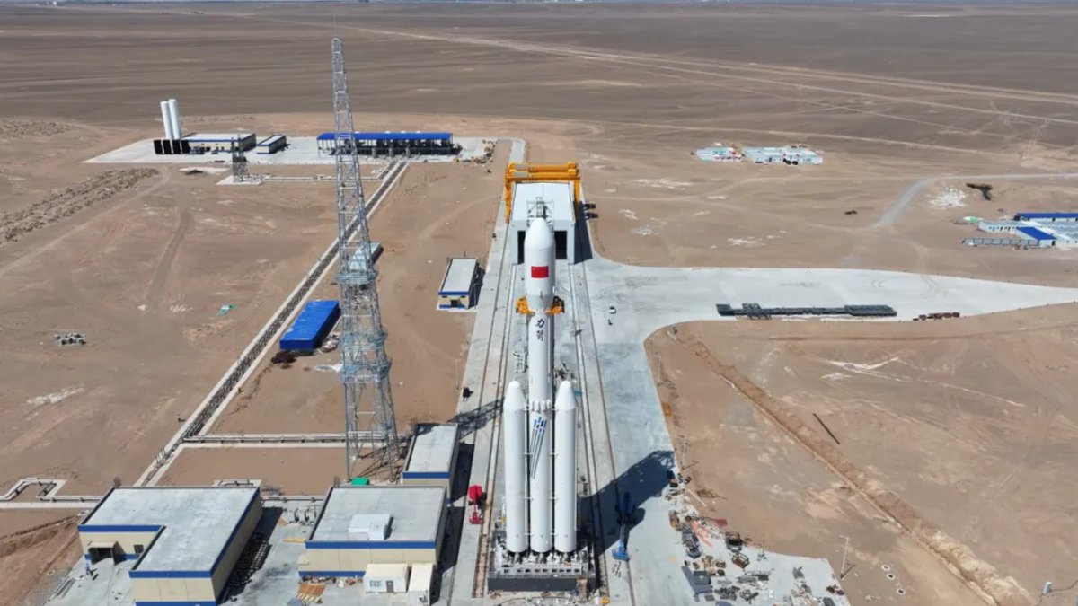 Китайската космическа компания CAS Space обяви, че е завършена работата по стартовата площадка, което ще позволи първото изстрелване на ракетата „Кинетика-2“ да се състои до края на годината. 

cosmos.1.bg/space/2025/10/…