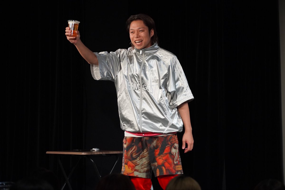 シゲカズですpresentsヒトリライブ
～各々1人でネタや芸や歌や企画する新感覚1人企画してから永遠の友情を分かち合う〜

本日のゲストは祇園 木﨑さん🎶
コントに漫談にカラオケに合唱に、
今回も賑やかな公演となりました🥳
11月公演も完売御礼🎊✨️
ゲストはカベポスター 浜田さんです🌷