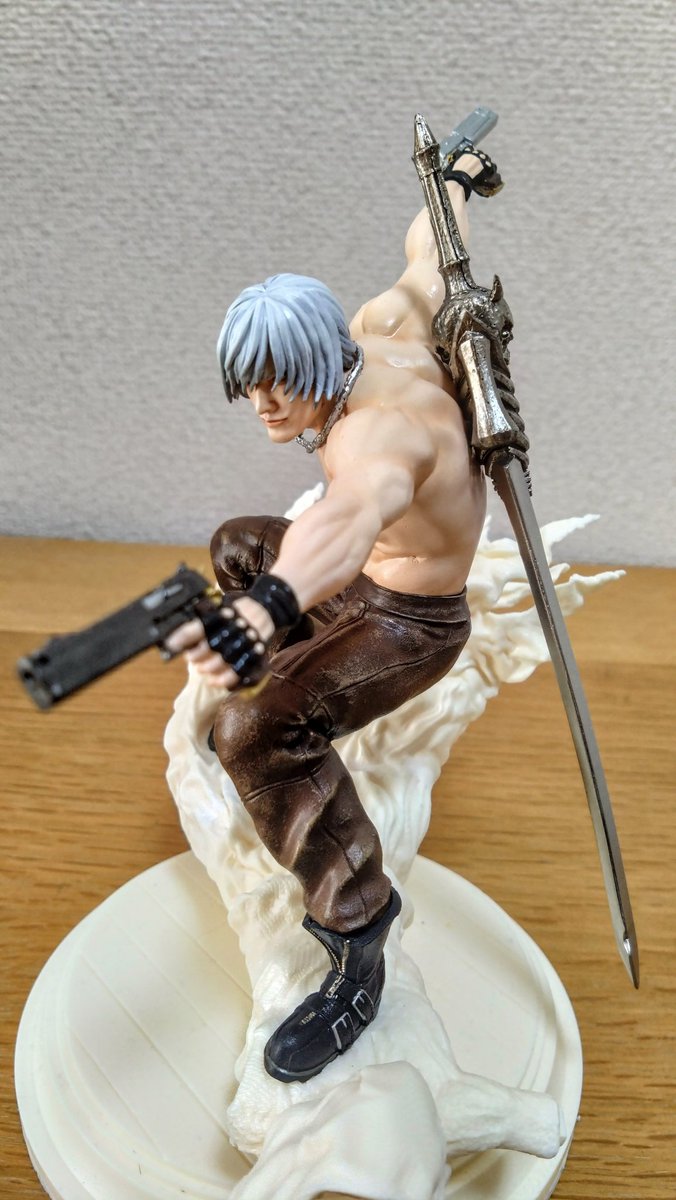 nabehands's tweet image. 時間を作ってしっかり塗り直したいと思っていたダンテですが、造形面でやり直したいところが色々出てきてしまいました😂

#DevilMayCry3