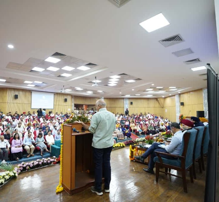 Manish Sisodia (@msisodia) on Twitter photo рдкрдВрдЬрд╛рдм рд╕рд░рдХрд╛рд░ рдиреЗ рд╕рднреА рд╕рд░рдХрд╛рд░реА рд╕реНрдХреВрд▓реЛрдВ рдореЗрдВ рдкрдврд╝ рд░рд╣реЗ 3 рд▓рд╛рдЦ рдмрдЪреНрдЪреЛрдВ рдХреЛ English рдмреЛрд▓рдиреЗ рдХреА рд╡рд┐рд╢реЗрд╖ classes рджреЗрдиреЗ рдХрд╛ рдкреНрд░реЛрдЧреНрд░рд╛рдо рд╢реБрд░реВ рдХрд┐рдпрд╛ рд╣реИред
рдЕрдм рдкрдВрдЬрд╛рдм рдХрд╛ рдмрдЪреНрдЪрд╛ рдЕрдкрдиреА рдорд╛рдБ рдмреЛрд▓реА рдкрдВрдЬрд╛рдмреА рддреЛ рд╕реАрдЦреЗрдЧрд╛ рд╣реА, рд╕рд╛рде рд╣реА English рдХреЛ рдПрдХ рдЬрд╝рд░реВрд░реА рд╣реБрдирд░ рдХреЗ рд░реВрдк рдореЗрдВ рднреА рдЕрдкрдирд╛рдПрдЧрд╛, рдРрд╕рд╛ рд╣реБрдирд░ рдЬреЛ рдЙрд╕рдХреЗ рд╕рдкрдиреЛрдВ рдХреЛ рднрд╛рд╖рд╛ рдХреА рджреАрд╡рд╛рд░реЛрдВ рд╕реЗ рдкрдВрдЬрд╛рдм рд╕рд░рдХрд╛рд░ рдиреЗ рд╕рднреА рд╕рд░рдХрд╛рд░реА рд╕реНрдХреВрд▓реЛрдВ рдореЗрдВ рдкрдврд╝ рд░рд╣реЗ 3 рд▓рд╛рдЦ рдмрдЪреНрдЪреЛрдВ рдХреЛ English рдмреЛрд▓рдиреЗ рдХреА рд╡рд┐рд╢реЗрд╖ classes рджреЗрдиреЗ рдХрд╛ рдкреНрд░реЛрдЧреНрд░рд╛рдо рд╢реБрд░реВ рдХрд┐рдпрд╛ рд╣реИред
рдЕрдм рдкрдВрдЬрд╛рдм рдХрд╛ рдмрдЪреНрдЪрд╛ рдЕрдкрдиреА рдорд╛рдБ рдмреЛрд▓реА рдкрдВрдЬрд╛рдмреА рддреЛ рд╕реАрдЦреЗрдЧрд╛ рд╣реА, рд╕рд╛рде рд╣реА English рдХреЛ рдПрдХ рдЬрд╝рд░реВрд░реА рд╣реБрдирд░ рдХреЗ рд░реВрдк рдореЗрдВ рднреА рдЕрдкрдирд╛рдПрдЧрд╛, рдРрд╕рд╛ рд╣реБрдирд░ рдЬреЛ рдЙрд╕рдХреЗ рд╕рдкрдиреЛрдВ рдХреЛ рднрд╛рд╖рд╛ рдХреА рджреАрд╡рд╛рд░реЛрдВ рд╕реЗ