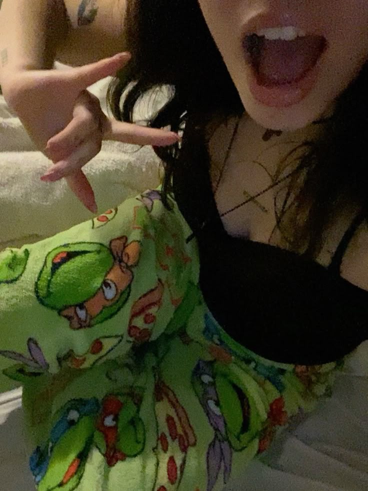 shellshockerzzz's tweet photo. Taking a break from the beach today.... Twilight movie marathon is calling my name >:3 https://t.co/FHMxPbcKMh