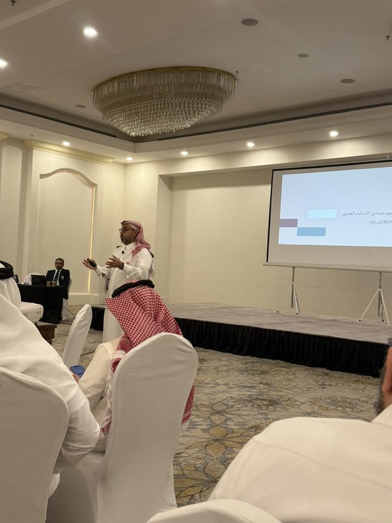 wadeealmoalimi's tweet photo. تشرفت بلقاء زملائي من المقيمين وتقديم ورشة عمل تقييم الصناديق العقارية المتداولة 
#تقييم# https://t.co/AC9okhiAa4