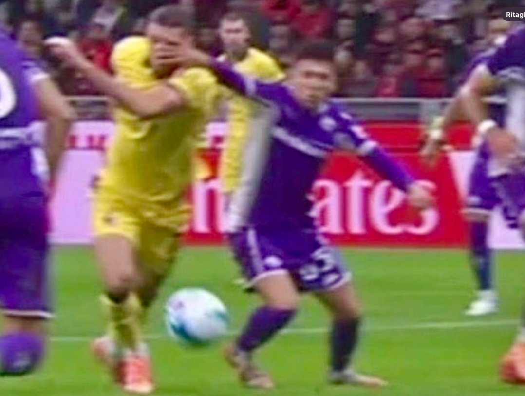 ComunqueMilan's tweet image. #Bergonzi si è scusato con #DiLorenzo, ma rimane il teorico del "Se non si butta non è rigore". 
Rimane anche convinto che #Gimenez qui abbia deciso di mettersi le dita nel naso con la mano dell'innocente #Parisi. 
Rimane anche stipendiato con denaro pubblico.